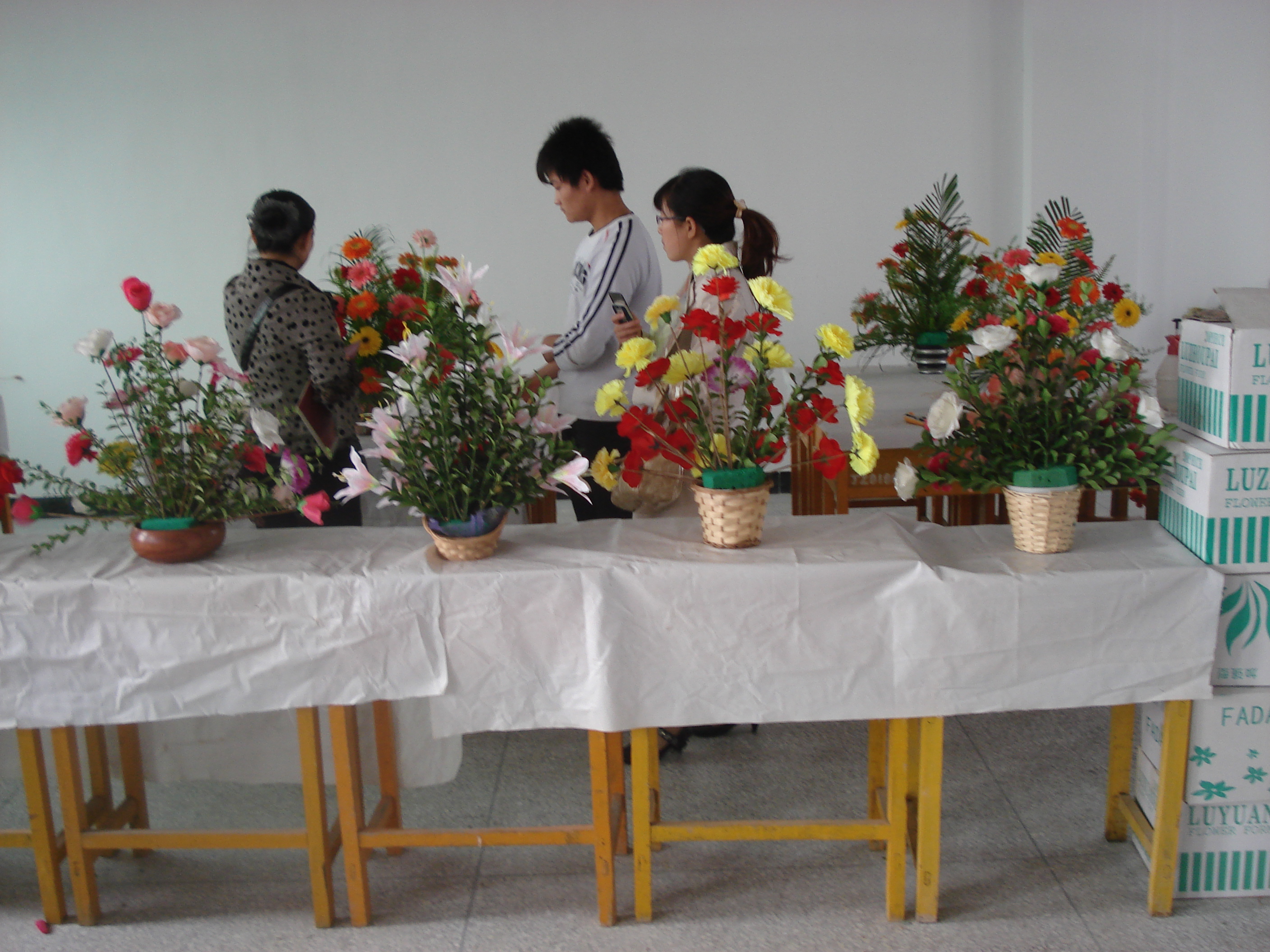 专业老师就插花技术进行交流